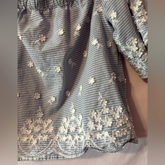 Elegant Blue Striped Blouse with White Floral Details - Picture 10 of 12
